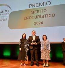 Isaac Muga, homenajeado en los VII Premios de Enoturismo Rutas del Vino de España