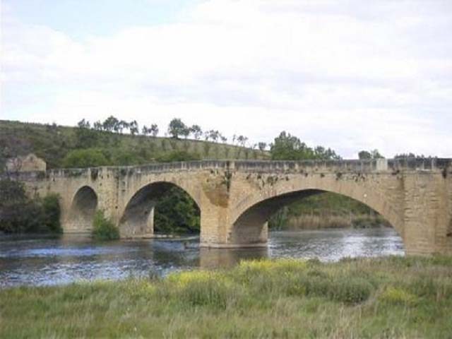 Puente medieval sobre el rí­o Ebro
