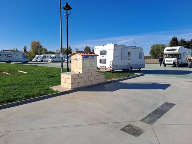 Área de servicios y estacionamiento de autocaravanas de Cihuri